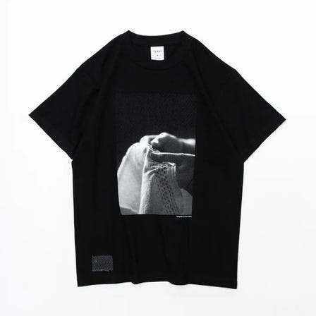 Souvenir T-shirt black

A souvenir T-shirt produced to commemorate the opening of the TERAS Harakado store.Wear sashiko designs and head out into the city.