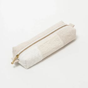 SASHIKO FABRIC Pen Case

This one-of-a-kind pen case is made of pop two-tone fabric with sashiko stitching.
