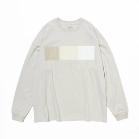 SASHIKO FABRIC front long TEE GRY

This is a custom item with SASHIKO on the front of the body. The body will be wide body. Not only is it large, but the loose feel around the sleeves makes it an item.