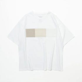 SASHIKO FABRIC front TEE

This is a custom item with a SASHIKO on the front of the body. This big silhouette T-shirt has a relaxed and airy impression, with a particular attention paid to the balance of the body, width, and shoulders.