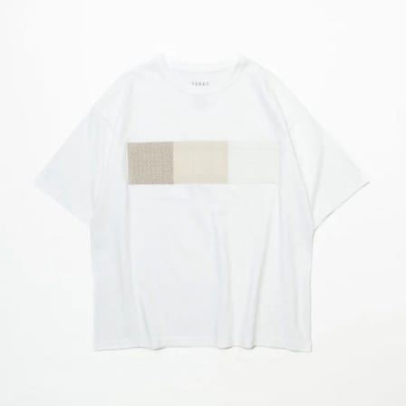 SASHIKO FABRIC front TEE

This is a custom item with a SASHIKO on the front of the body. This big silhouette T-shirt has a relaxed and airy impression, with a particular attention paid to the balance of the body, width, and shoulders.