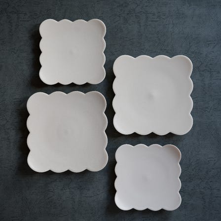 奥絢子（磁器）輪花角皿 <br />
Junko Oku - Porcelain | Rimmed Flower-shaped Square Plate