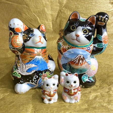 Folk crafts made in various areas of Japan (beckoning cats and ornaments)