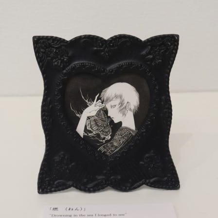 Sayumi Kudo
“burn” (2024)
Pen on illustration board 
artwork size: 7.5cm×7.5cm 
＜currently on display＞