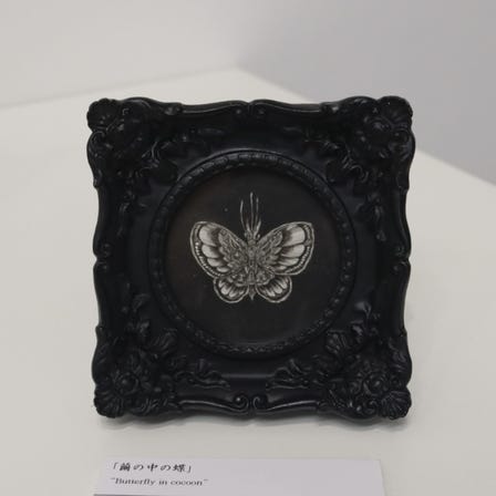 Sayumi Kudo
“Butterfly in a cocoon” (2023)
Pen on illustration board 
artwork size: 7.5cm×7.5cm 
＜currently on display＞