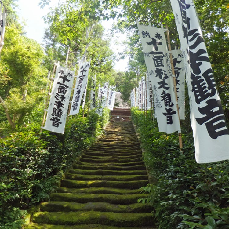 鎌倉杉本寺風景 Ｆ８(１９８９年)／安宅乕雄 (油彩) 油彩 安宅乕雄「杉本寺風景 F8」商品番号06060702 - 絵のある