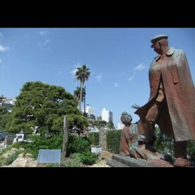 Statue of Kanichi and Omiya