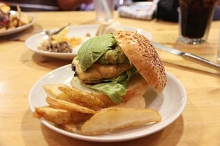 アボカドチーズバーガー