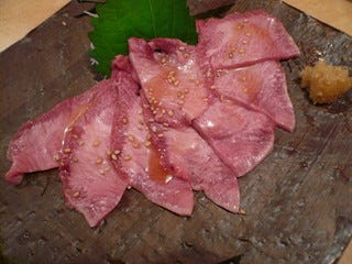 和牛黒タン刺し