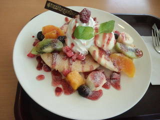 フルーツたっぷりふわふわパンケーキ