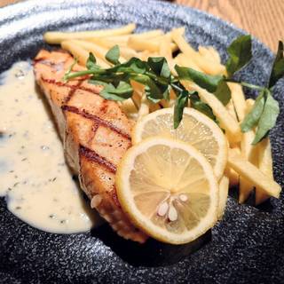 自家製スモークサーモン　レアグリルステーキ