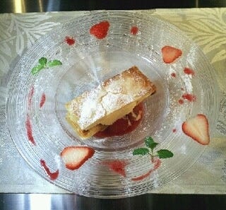 苺と蜂蜜アイスの温かいミルフィーユ