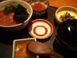 サーモンといくらのこぼれ丼