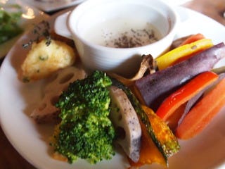 野菜たっぷりあたたかいサラダとハーブフリットチーズディップ