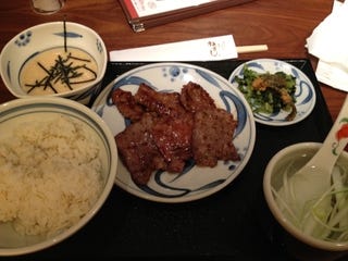 うす切り白タン＆牛カルビブラッキーハーフミックス定食
