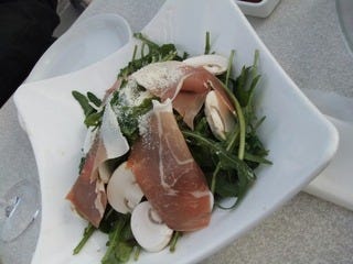 生ハムとルッコラのサラダ