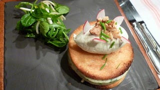 エスカルゴのクロックムッシュ仕立て　ブルーチーズのホイップクリーム添え