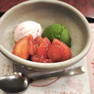 いちごと抹茶の２色アイス