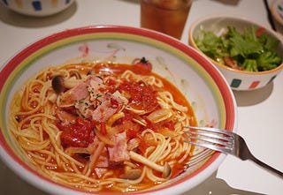 きのことベーコンのトマトソース