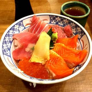 鮪とサーモンの４色丼