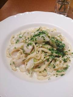 北海道産活ホタテとホワイトアスパラガスの岩のり風味のクリームソース　手打ちタリオリーニ