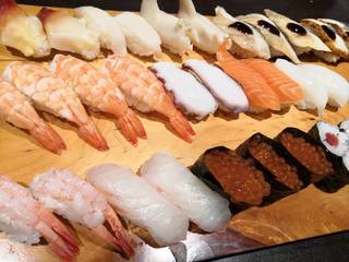 寿司２０種類や麺類、丼物、小鉢、デザート、ソフトドリンクが食べ飲み放題の和食ビュッフェ