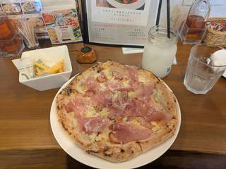 生ハムとポテトのクリームソースピザ