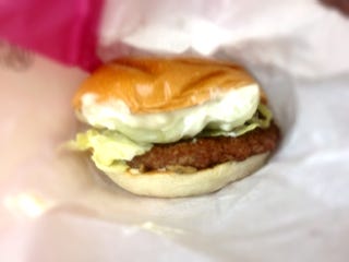 三種のきのこのカマンベールチーズバーガー