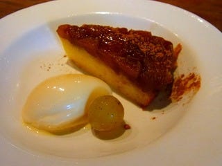 温かいりんごのケーキとバニラのアイスクリーム