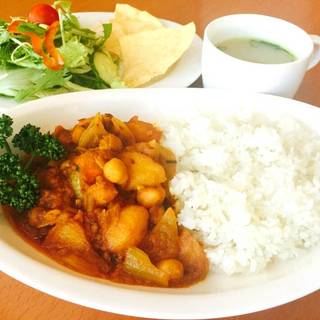 ひよこ豆と日替り野菜のカレーライスランチ