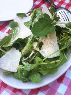 ルーコラにパルメザンチーズを添えて