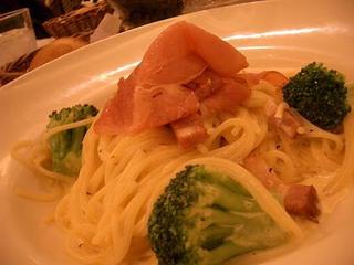 生ハムとブロッコリーのクリームパスタ