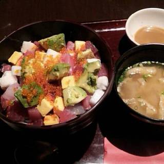 マグロとアボカド丼