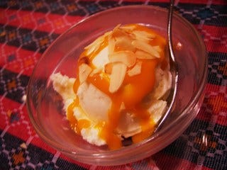 マンゴーソースのかかったアイスクリーム