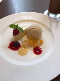 デザートの盛り合わせ（ムースとアイス）