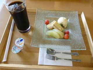 濃厚な酒粕チーズケーキ　アイスクリーム添え