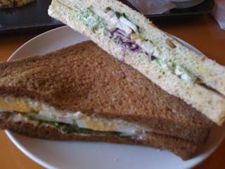 バジルチキンサンドイッチ＆シーザーサラダサンドイッチ