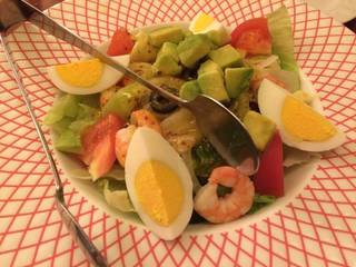 海老とアボカドのチョップドサラダ