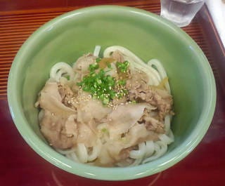 男の肉盛うどん　汁なし温
