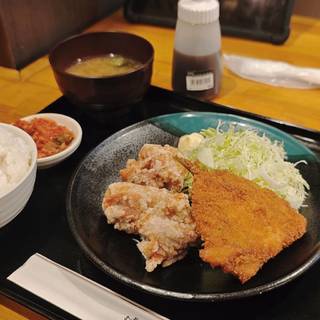唐揚げとアジフライ定食