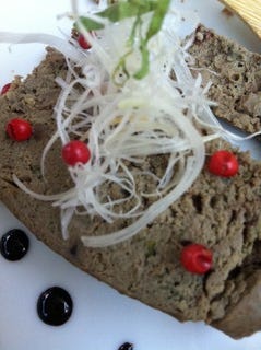 富士山ゆうゆう鶏のレバーパテ　天然酵母パン　ピクルス