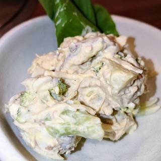 黒毛和牛とブロッコリーとアボカドのタルタルサラダ