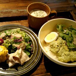 キヌアとアボガドタルタルライスボウル