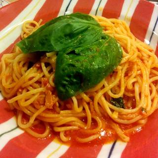 フレッシュバジルのトマトソースパスタ