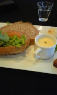 スモークサーモンとチーズのサンドウィッチ