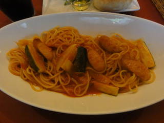 ソーセージ、ズッキーニ、玉ねぎ　トマトソース