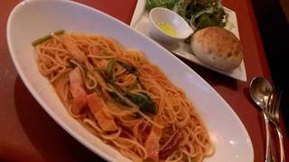 ベーコン、玉ねぎ、ほうれん草　ピリ辛トマトソース