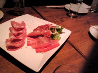 生ハムとサラミの盛り合わせ