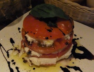 水牛のモッツァレラチーズと丸ごとトマトのカプレーゼ