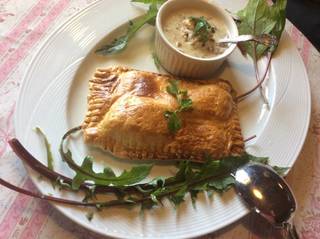 ノルウェーサーモンのパイ包み焼きアモーレ風